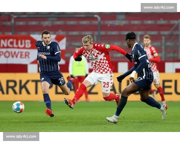 悉尼妹恢复单身引英超豪门球星集体追捧，坦言现阶段专注事业